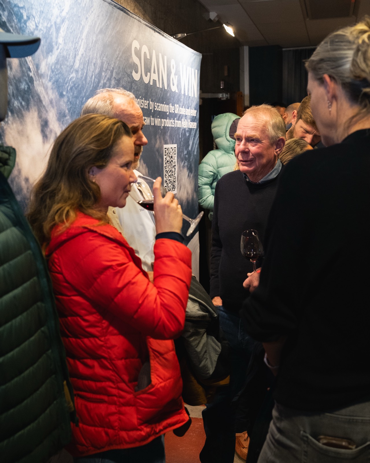 Besökare vid en sponsormonter
