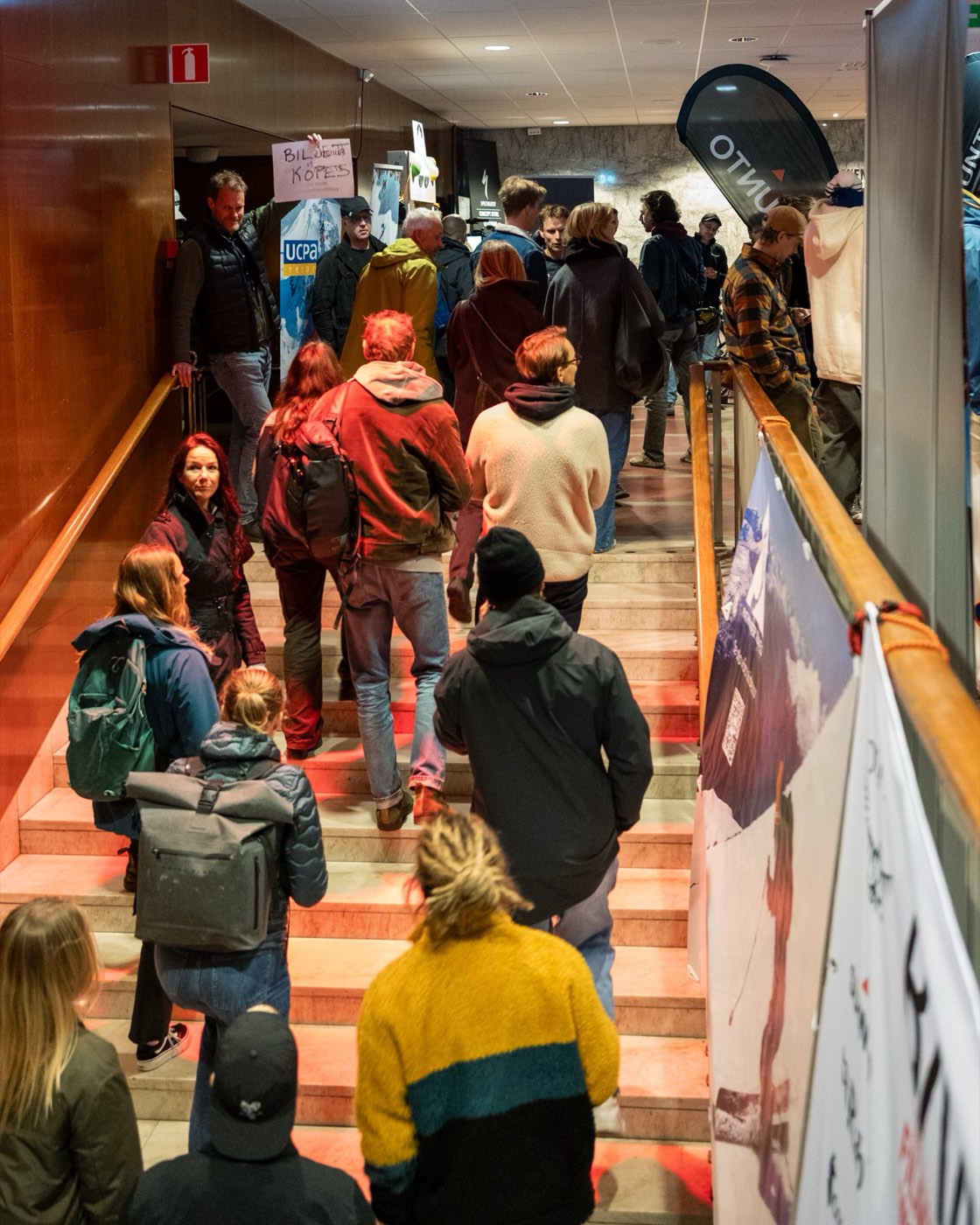 Publiken på väg upp till salongen