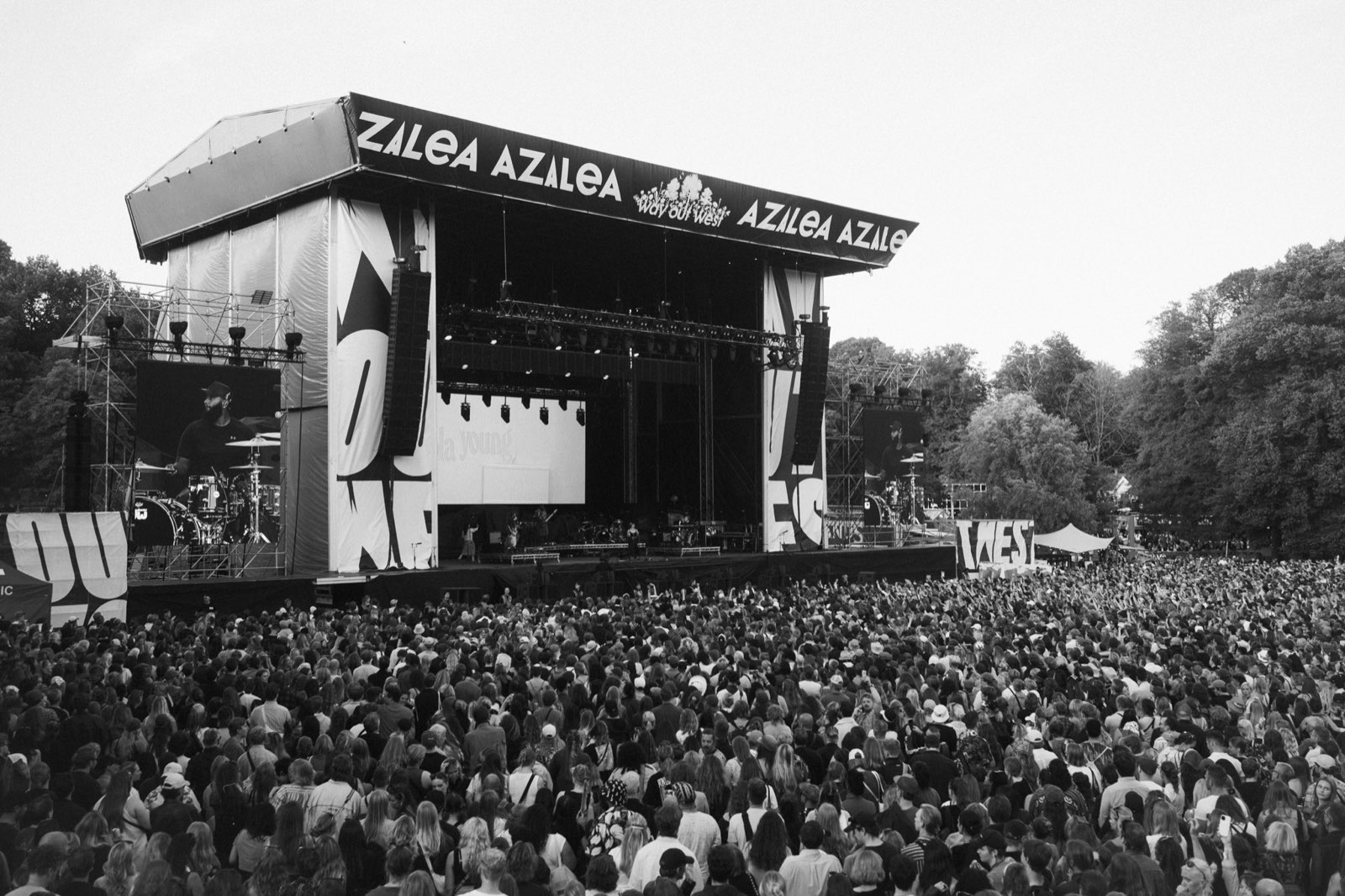 Svartvit bild av scenen och publiken på Way Out West