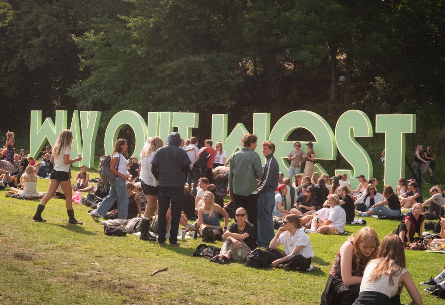 Way Out West-skylten med festivalbesökare på gräset