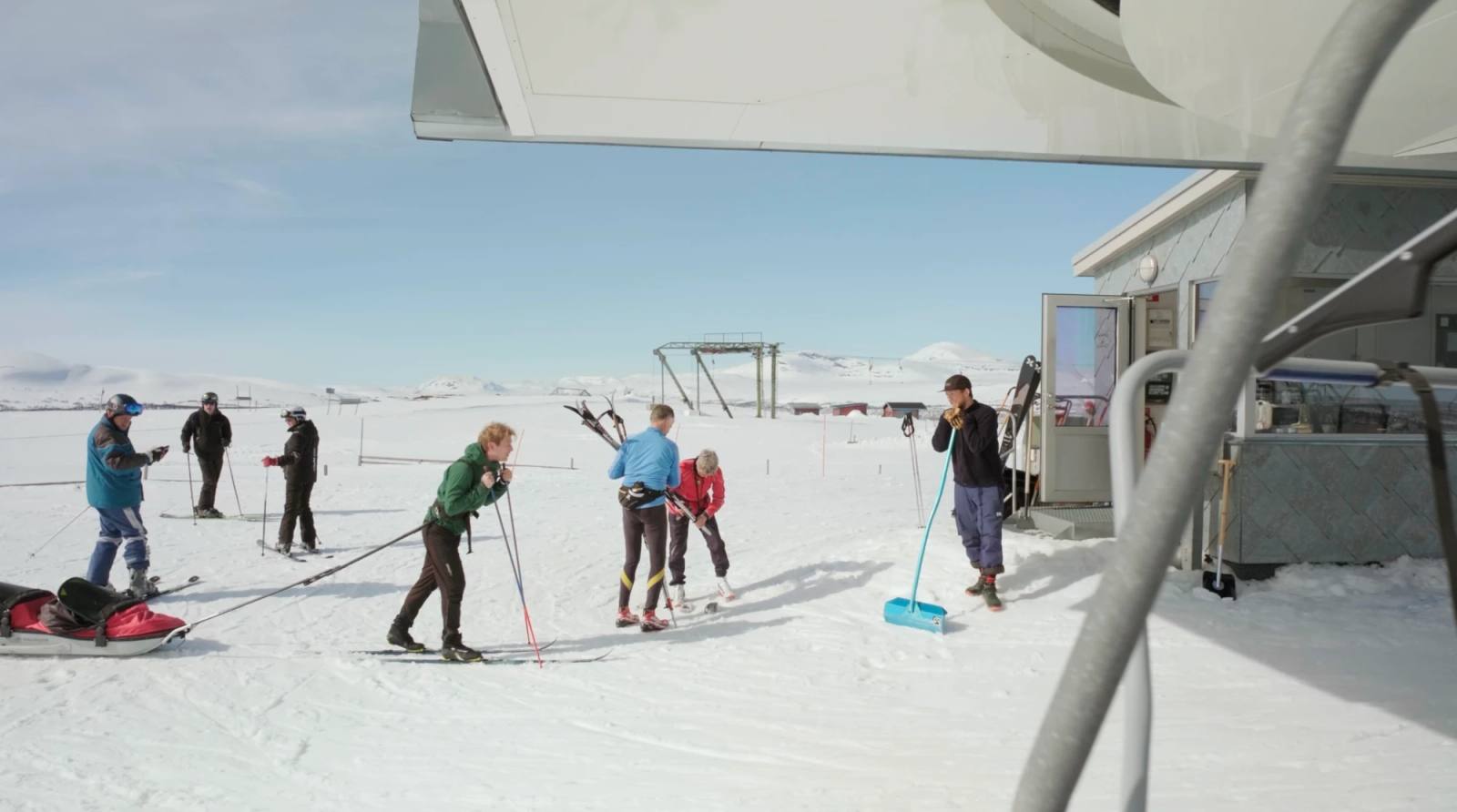 Skidåkare vid liftstationen en solig vårdag