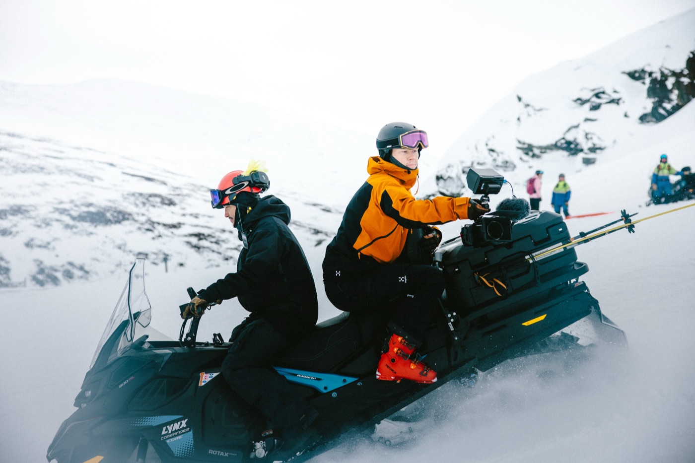 Nils filmar från en snöskoter på fjället
