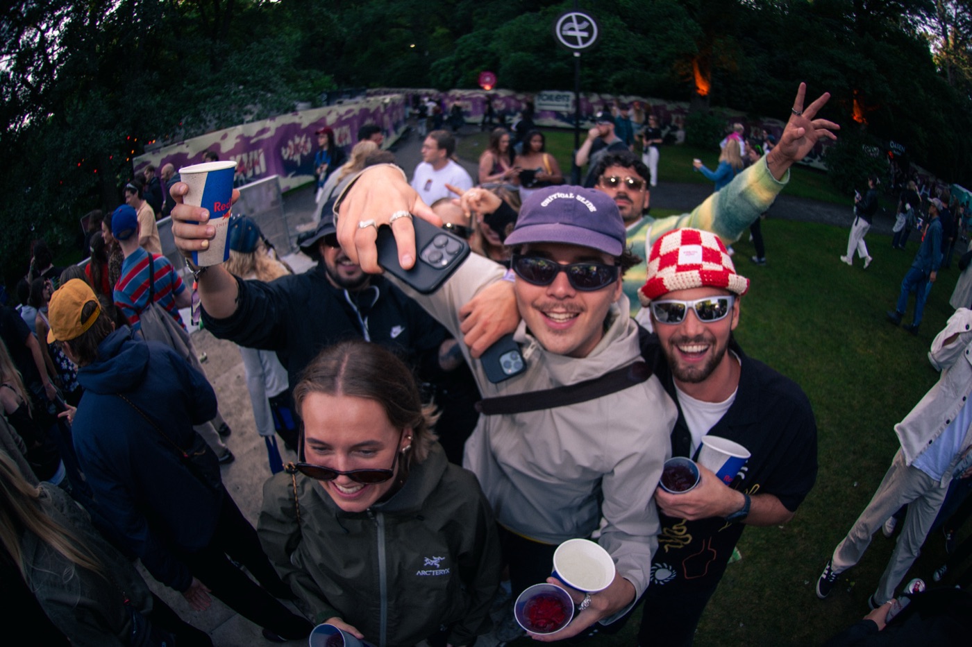 Festivalpublik som tar en selfie framför scenen